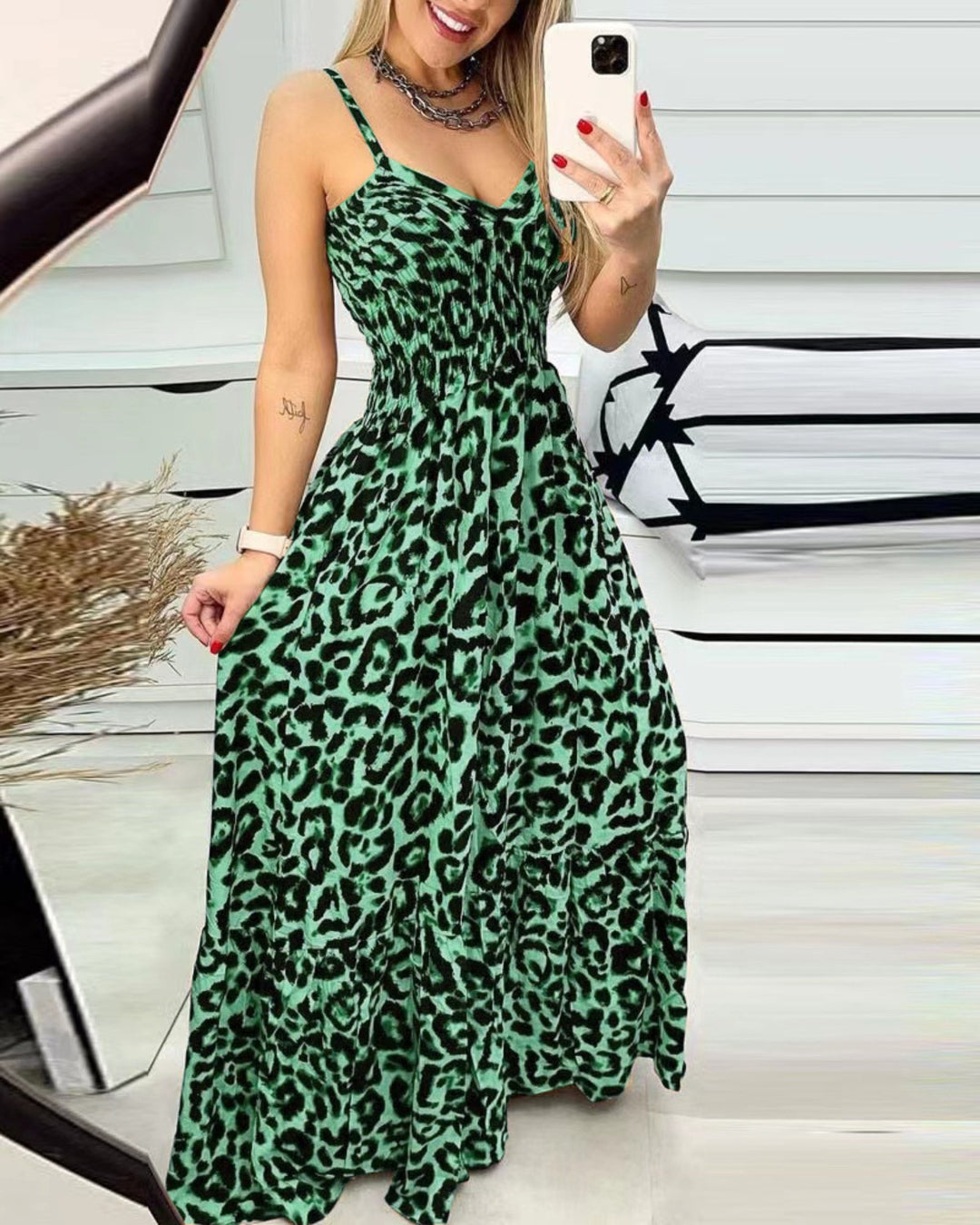 EB | Kleid mit Leopardenmuster und Hosenträgern mit V-Ausschnitt