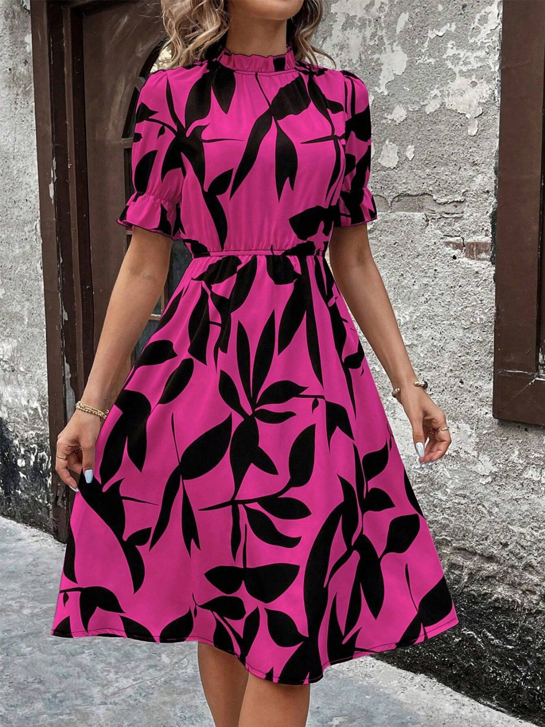 EB | Kleid mit Rundhalsausschnitt und Rüschen
