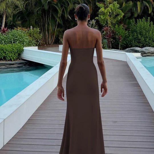 EB | Einfarbiges ärmelloses Kleid mit hoher Taille und Ein-Wort-Ausschnitt