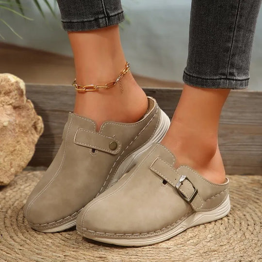 Stilvolle Wedge Sandalen mit Metallbuckel und Nieten EB