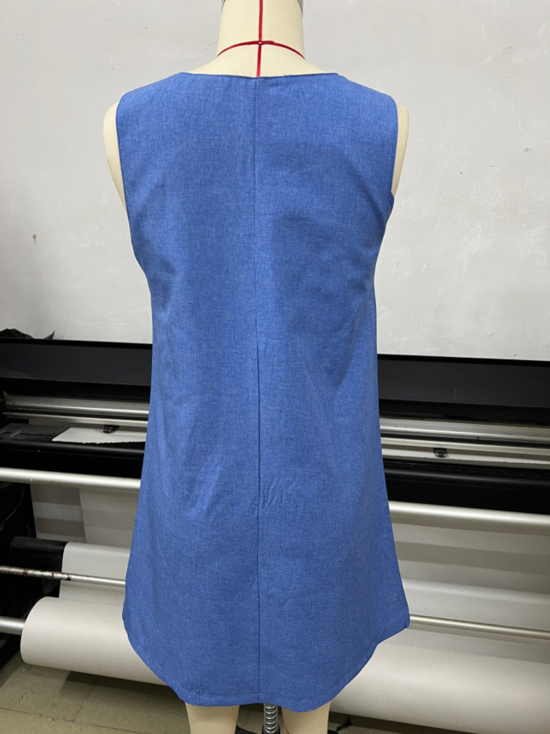 EB | Ärmelloses Kleid mit Rundhalsausschnitt und Weste mit Knöpfen