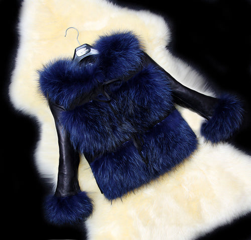Damen Stilvolle Kunstpelzjacke mit tailliertem Schnitt und eleganten Details EB