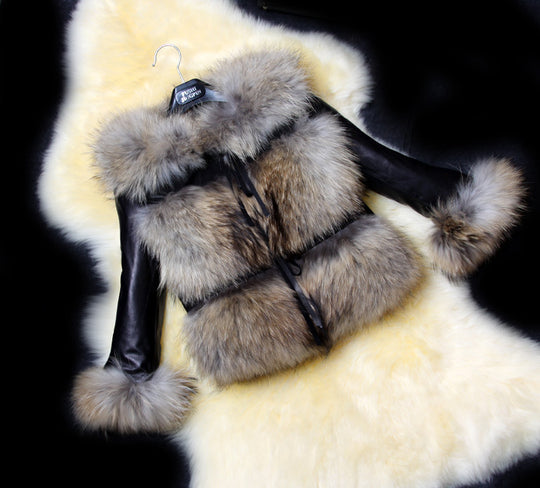 Damen Stilvolle Kunstpelzjacke mit tailliertem Schnitt und eleganten Details EB