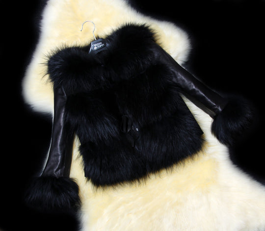 Damen Stilvolle Kunstpelzjacke mit tailliertem Schnitt und eleganten Details EB