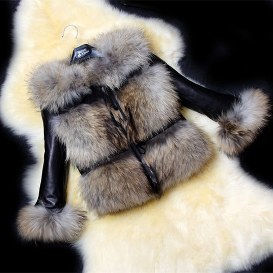 Damen Stilvolle Kunstpelzjacke mit tailliertem Schnitt und eleganten Details EB