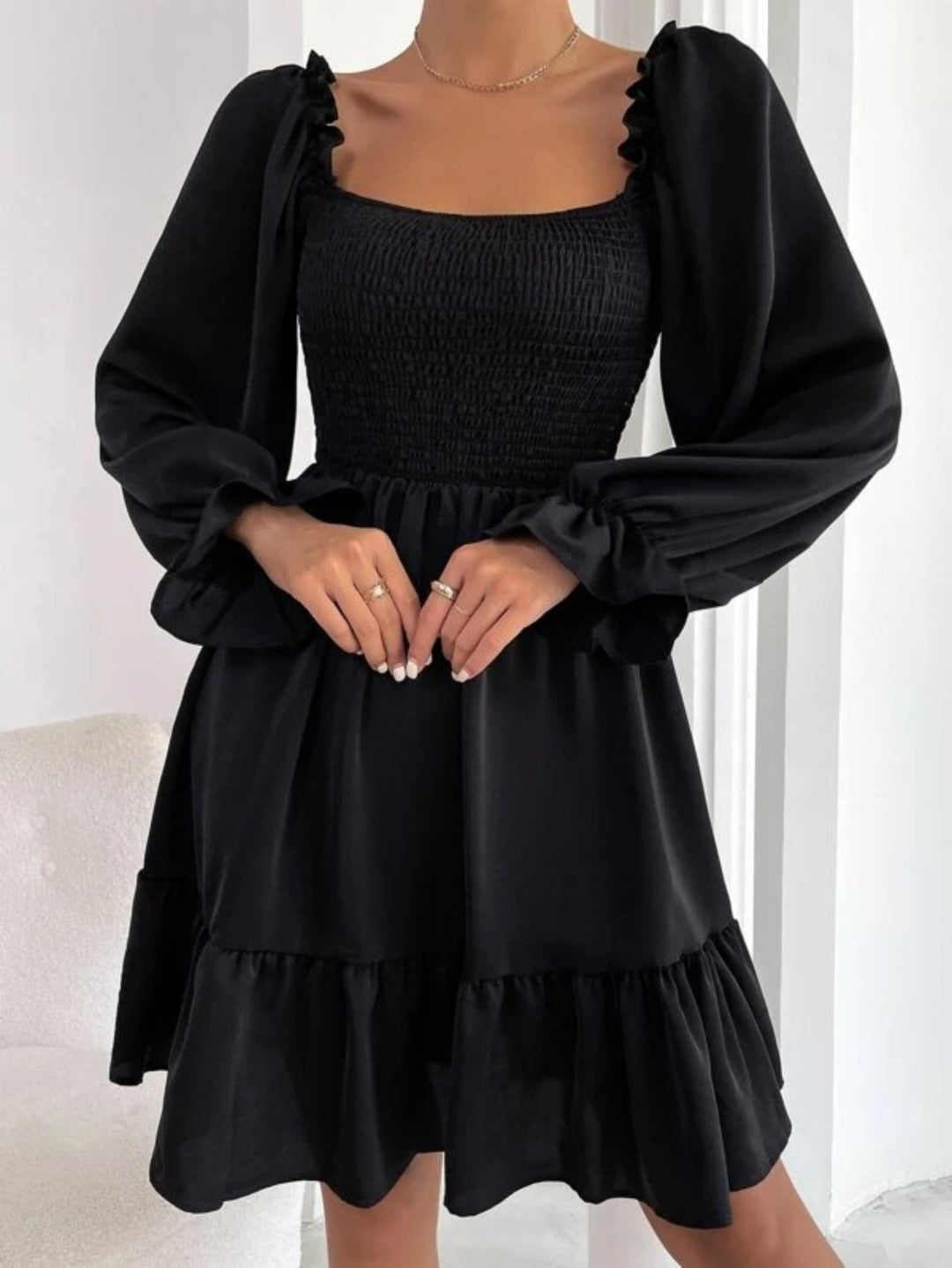 EB | Paralleles Krepp genähtes Kleid mit Rüschensaum