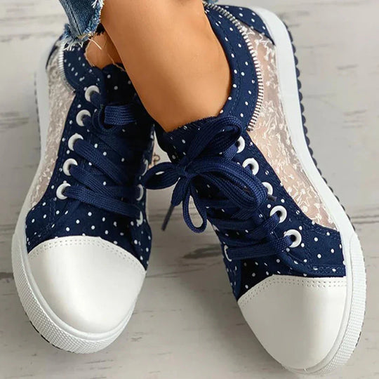 Flache Schuhe mit Spitzenkante EB