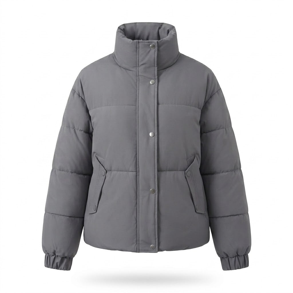 Damen nan kurzer urbaner Steppblouson mit Kapuzenansatz, aufgesetzten Klappentaschen und weichem Thermofutter EB