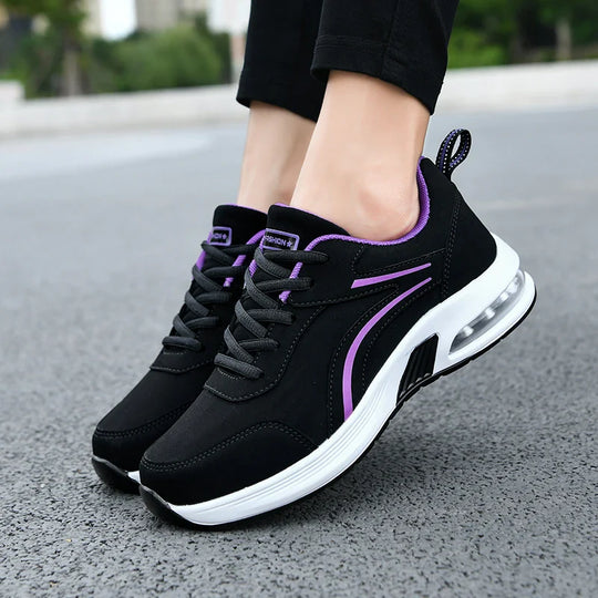 Sportliche SchwarzWeiße Sneakers EB