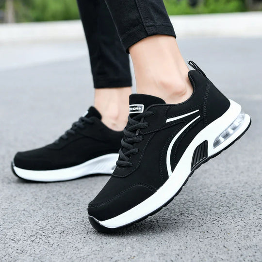 Sportliche SchwarzWeiße Sneakers EB
