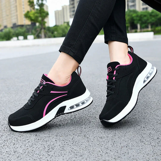 Sportliche SchwarzWeiße Sneakers EB