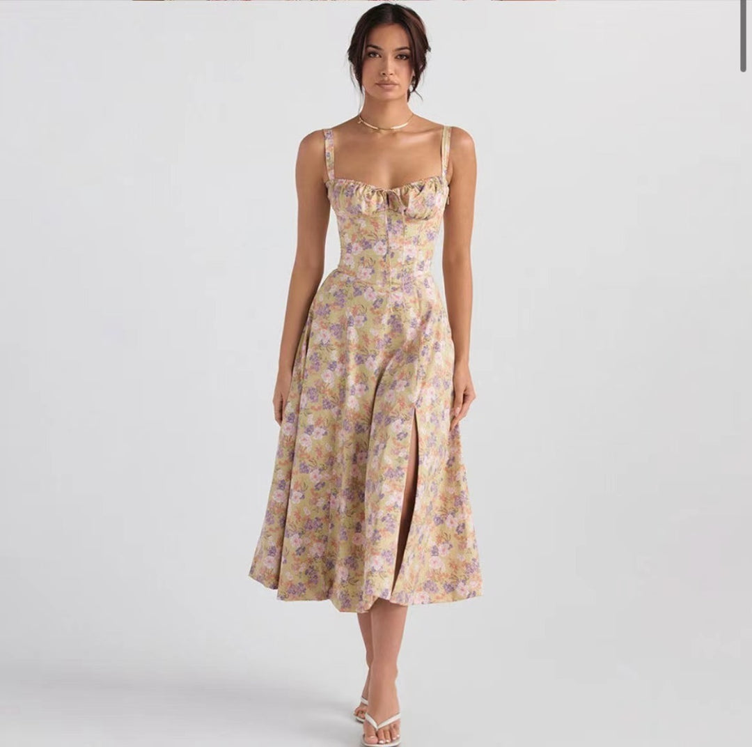 EB | Floraler Strapsrock mit Schnürsenkeln und Neckholder mit hohem Schlitz