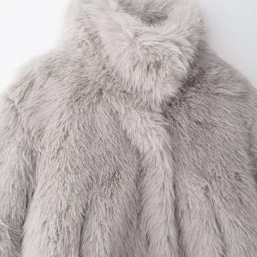 EB | Kurze Damenjacke aus elegantem veganem Kunstpelz