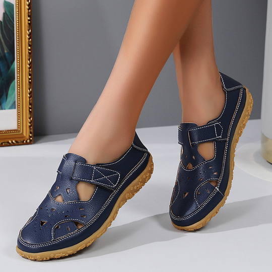 Bequeme Sommerschuhe mit Klettverschluss und Lochmuster EB
