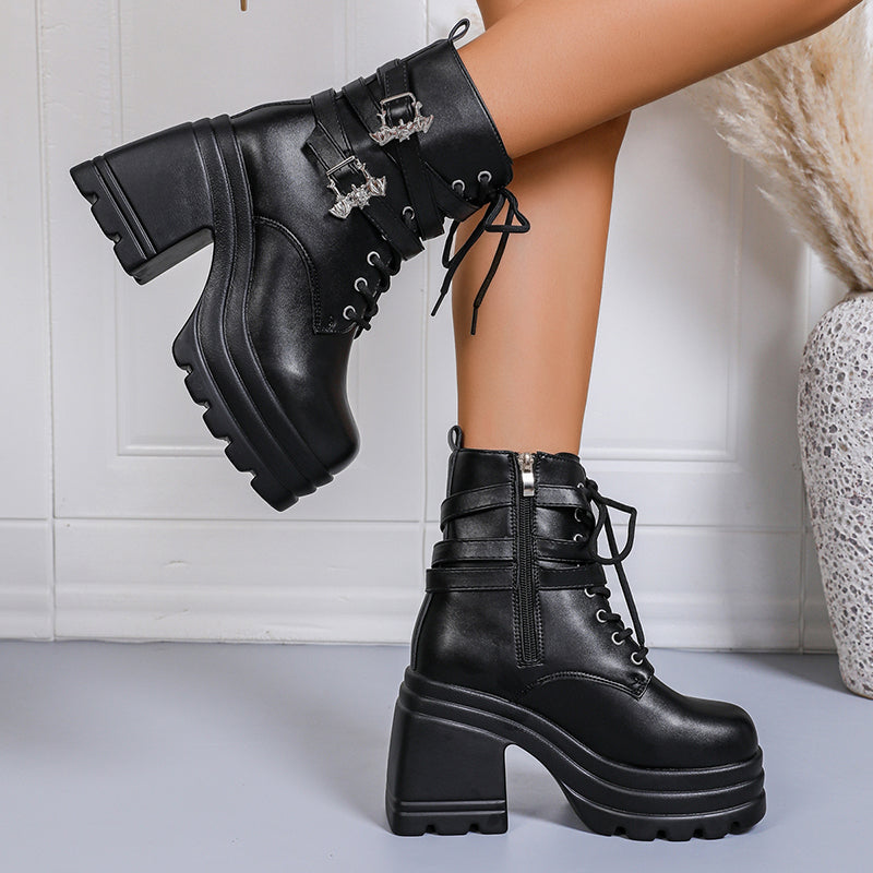 Damen Chunky Stiefel mit dekorativen Riemen und robustem Profil EB