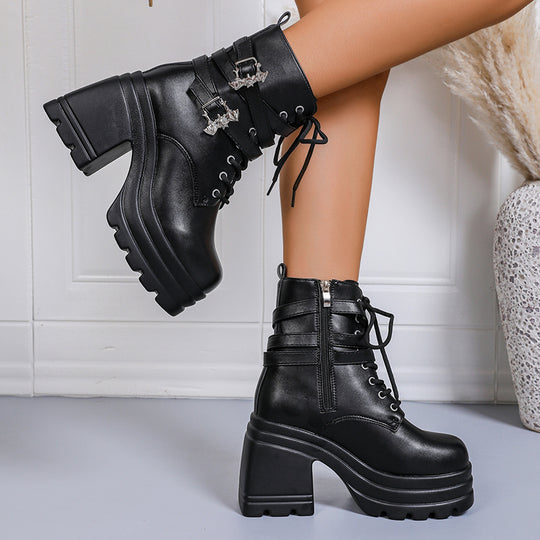 Damen Chunky Stiefel mit dekorativen Riemen und robustem Profil EB