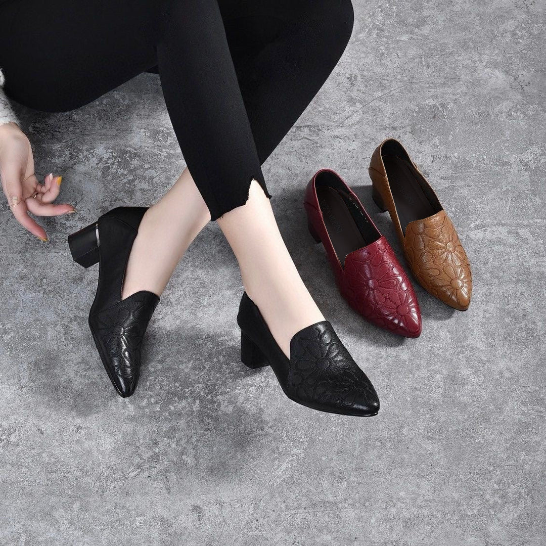 klassische Damenschuhe aus weichem Leder mit Stickerei. EB EB