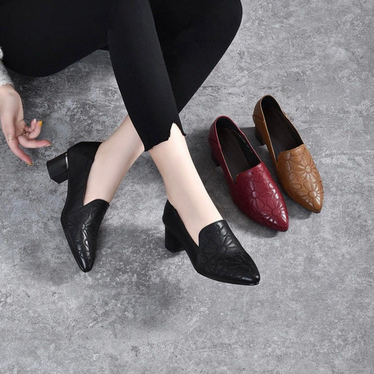 klassische Damenschuhe aus weichem Leder mit Stickerei. EB EB