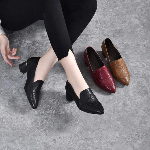 klassische Damenschuhe aus weichem Leder mit Stickerei. EB EB