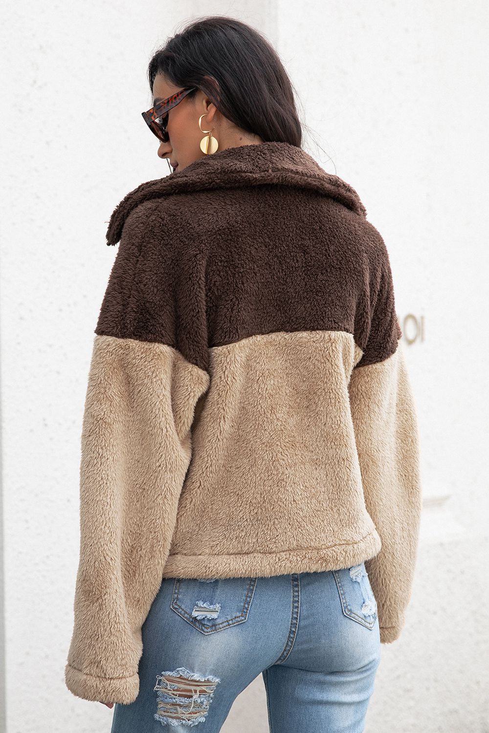 EB | Zweifarbige Kragenflauschjacke