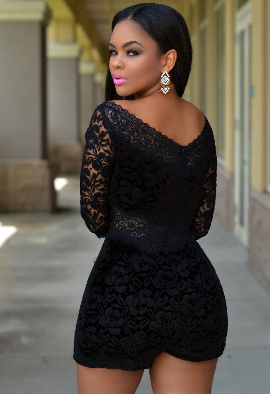 Damen Spitzenplaysuit mit schulterfreiem Design und eleganten Schnittdetails EB