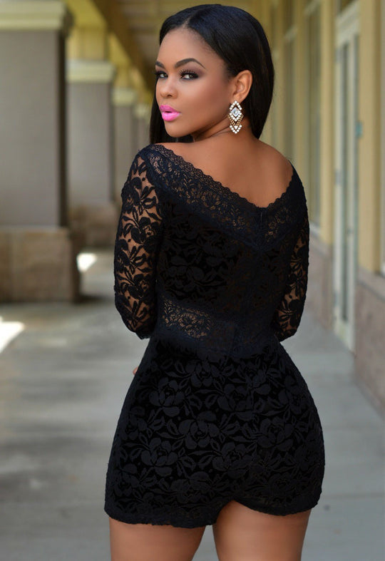 Damen Spitzenplaysuit mit schulterfreiem Design und eleganten Schnittdetails EB