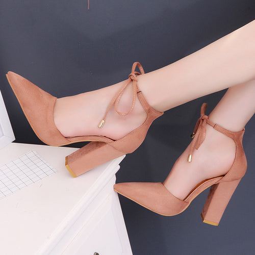 Damen nan spitz zulaufende Pumps mit Knöchelband zum Binden und skulpturellem Blockabsatz EB
