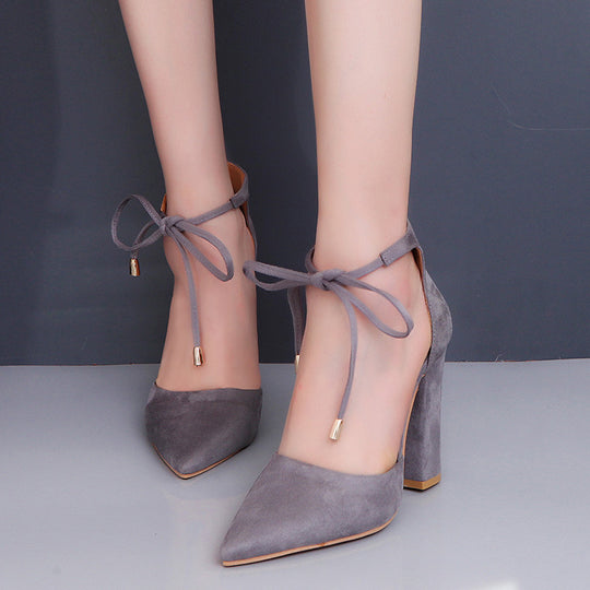 Damen nan spitz zulaufende Pumps mit Knöchelband zum Binden und skulpturellem Blockabsatz EB