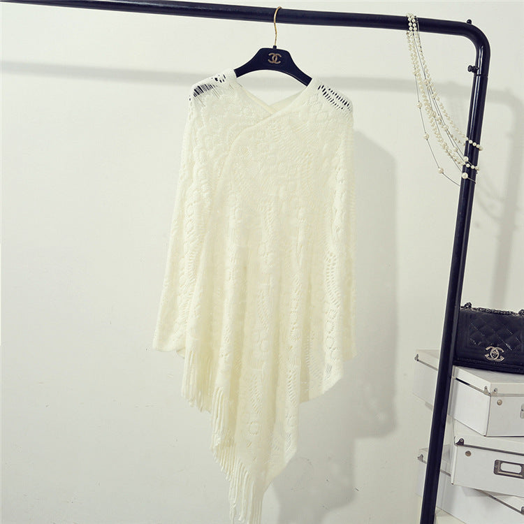 Damen Häkelponcho mit fransigen Abschlüssen und feinem Lochmuster EB