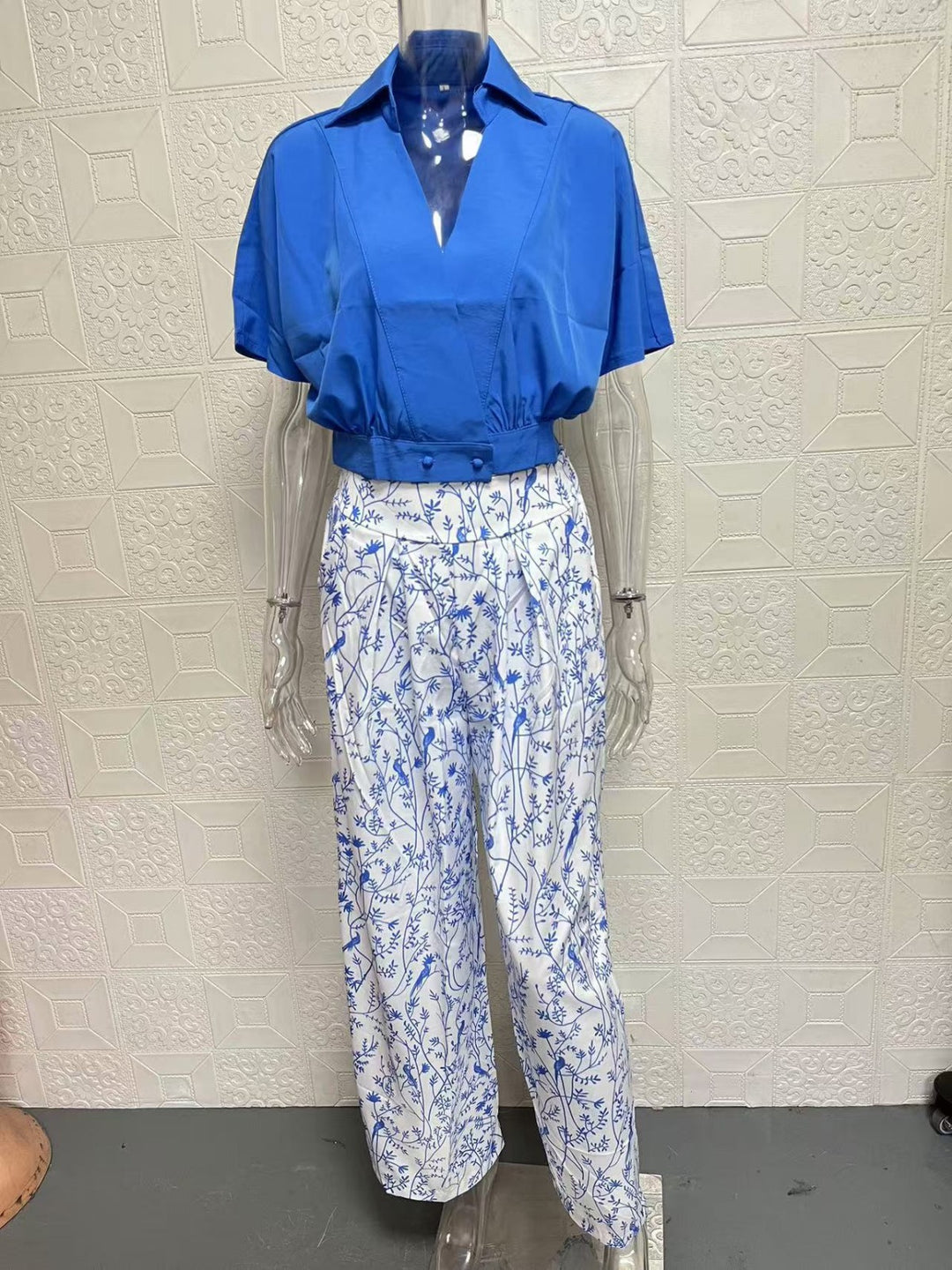 EB | Zweiteiliges Set mit V-Ausschnitt und Hose mit weitem Bein