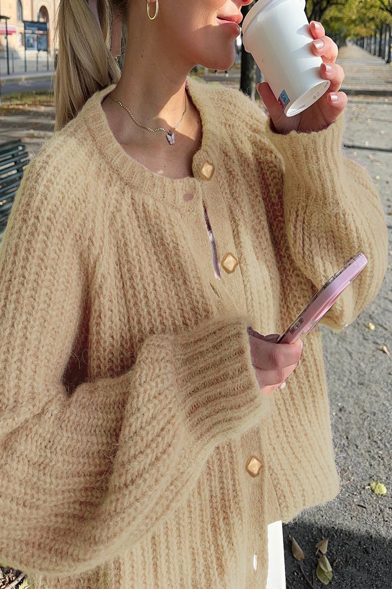 EB | Lässiger Strickpullover mit Knöpfen und Rundhalsausschnitt. Oberbekleidung