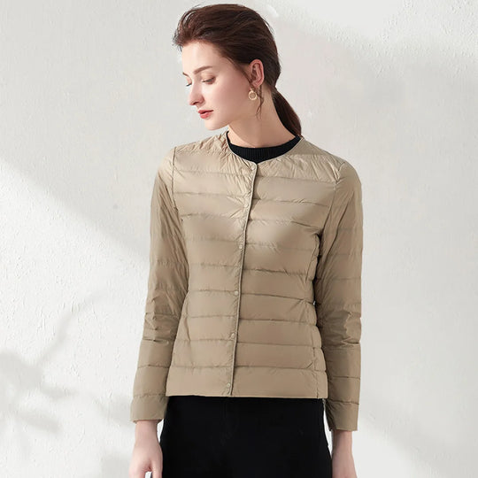 EB | Leichtgewichtige, kragenlose, figurformende Jacke für Damen