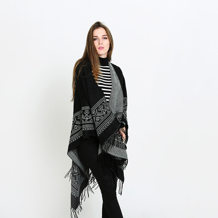 Damen Wolloptik-Überwurf im Kimono-Stil mit grafischem Bordürenjacquard und Fransensaum EB