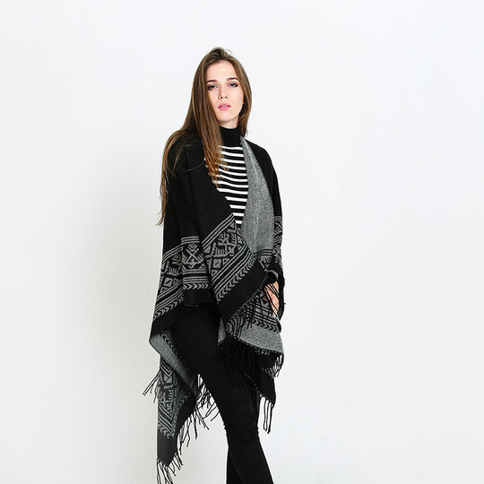 Damen Wolloptik-Überwurf im Kimono-Stil mit grafischem Bordürenjacquard und Fransensaum EB