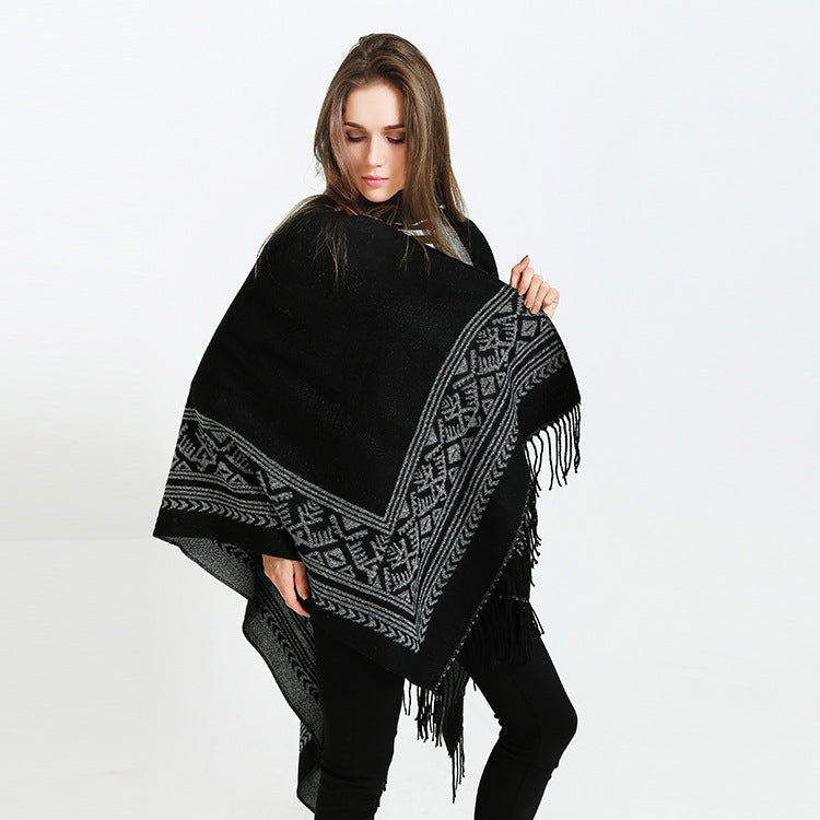 Damen Wolloptik-Überwurf im Kimono-Stil mit grafischem Bordürenjacquard und Fransensaum EB