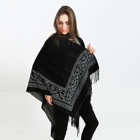 Damen Wolloptik-Überwurf im Kimono-Stil mit grafischem Bordürenjacquard und Fransensaum EB