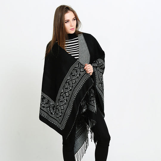 Damen Wolloptik-Überwurf im Kimono-Stil mit grafischem Bordürenjacquard und Fransensaum EB