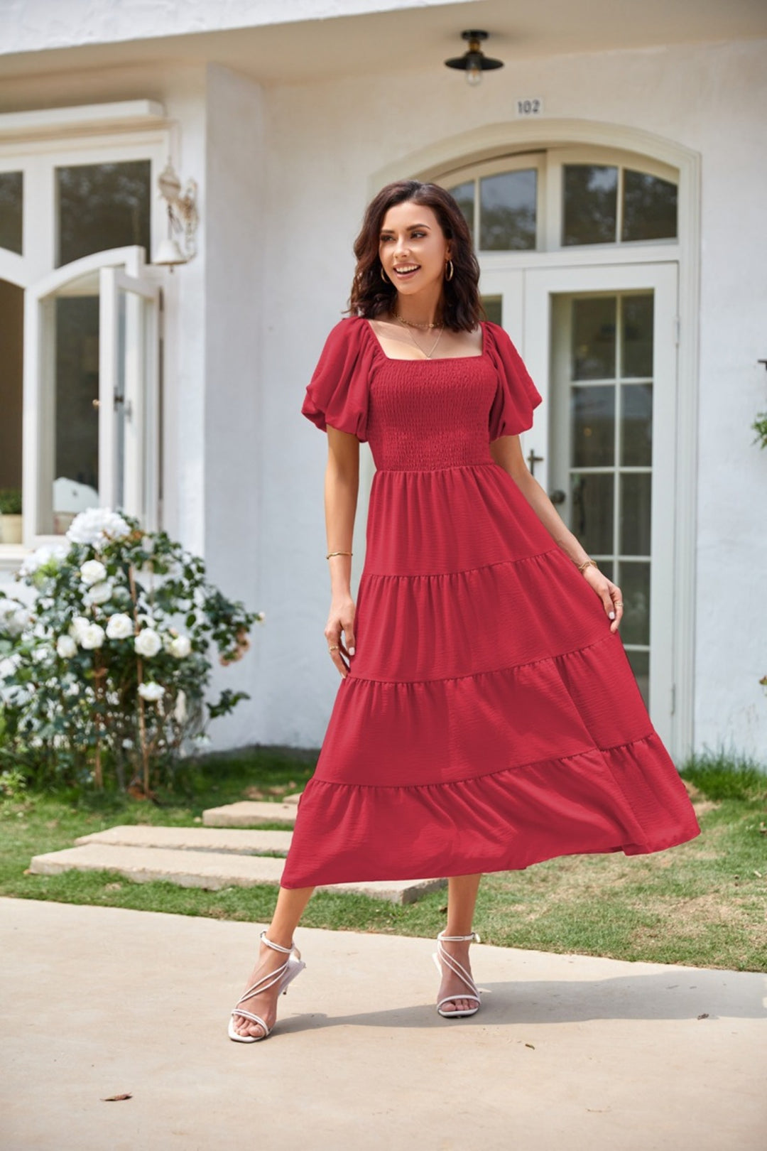 EB | Plissee-Kleid mit quadratischem Ausschnitt und Neckholder-Blasenärmeln