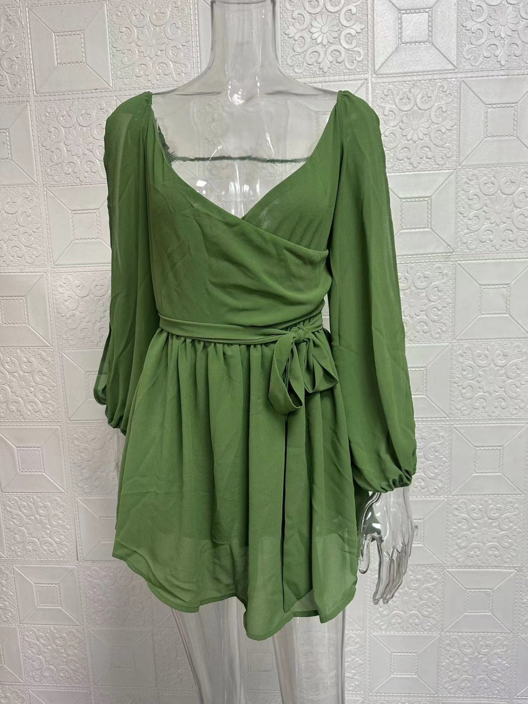 EB | Langärmeliges Neckholder-Kleid aus Mesh