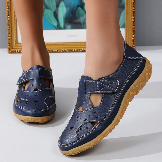 Bequeme Sommerschuhe mit Klettverschluss und Lochmuster EB