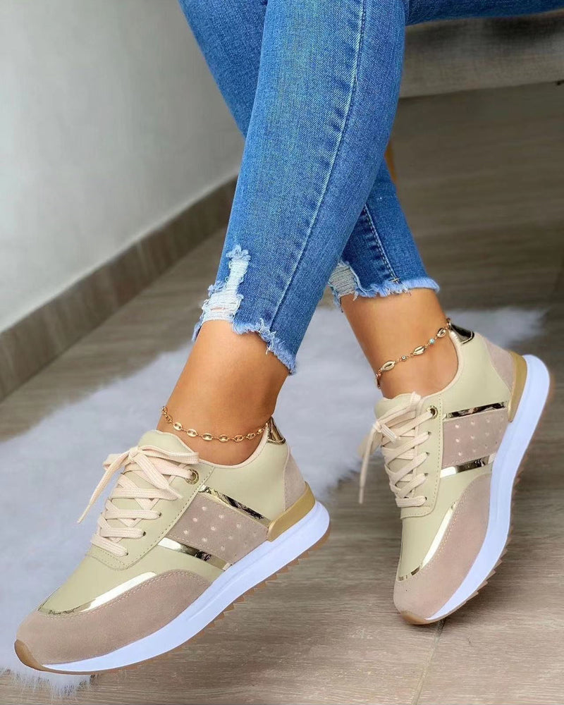 EB - Sneakers mit dicker Sohle und Metall-Emblem