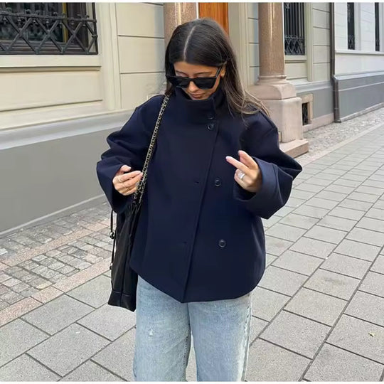 EB | Kurzjacke - Hoher Kragen mit asymmetrischem Knopfverschluss
