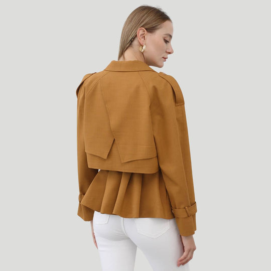 EB | Peplum-Jacke mit auffälligem Kragen und tailliertem Design