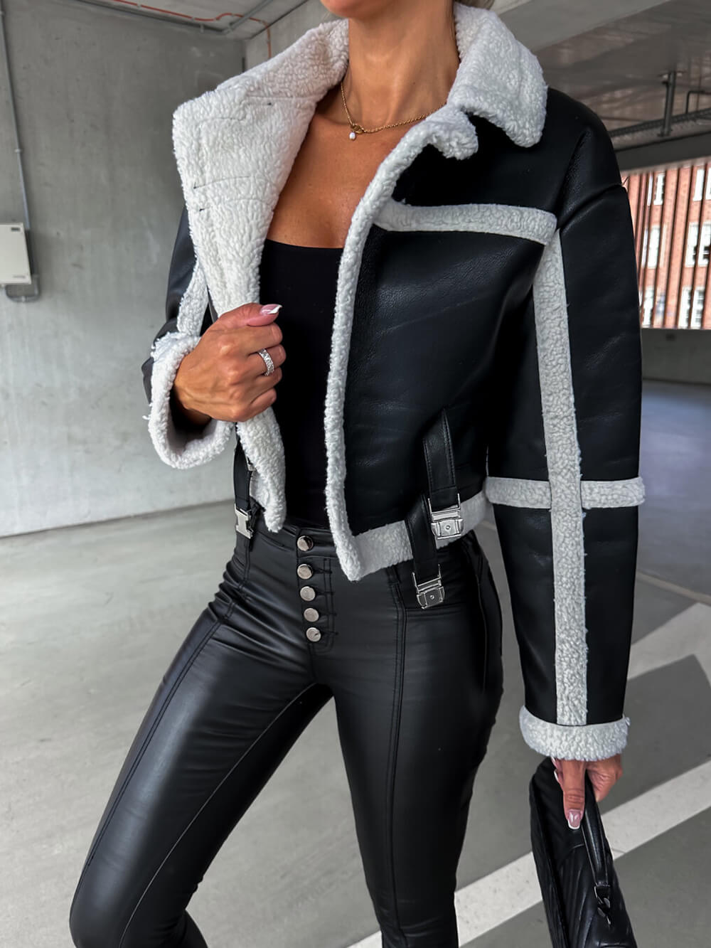 EB | Elegante Lederjacke mit Plüschbesatz