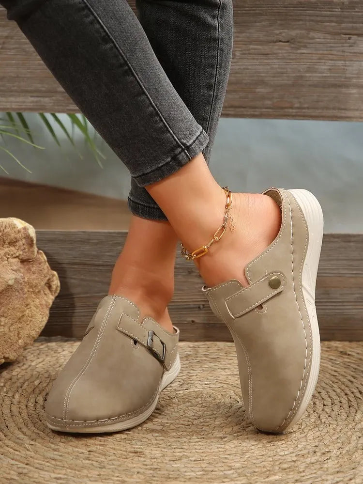 Stilvolle Wedge Sandalen mit Metallbuckel und Nieten EB