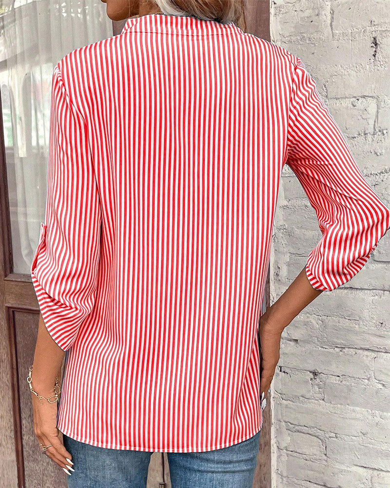 EB | Gestreiftes Shirt mit V-Ausschnitt und Brusttasche