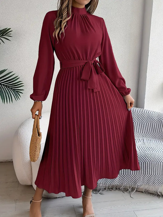 EB | Schlichtes Kleid mit Stehkragen und Plissiertem Gürtel