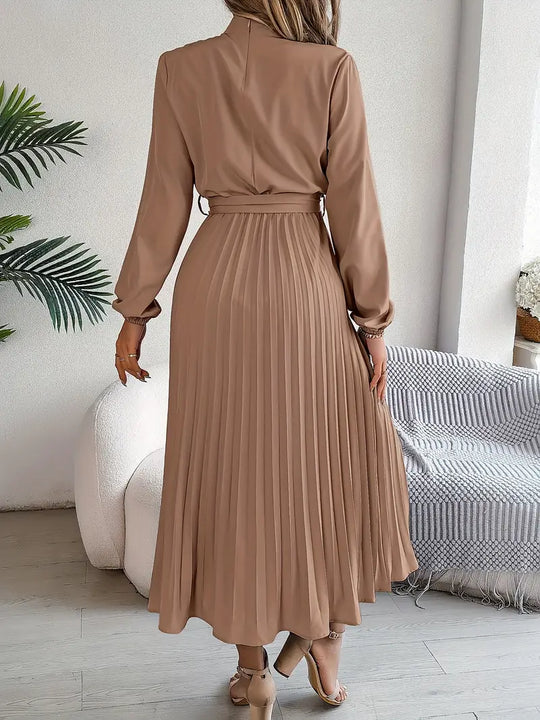 – einfarbiges kleid mit stehkragen und faltengürtel