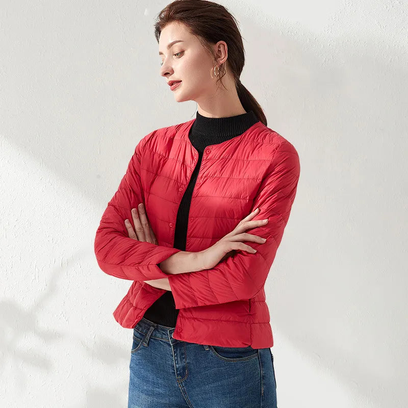 EB | Leichte, kragenlose und figurbetonende Damen-Daunenjacke