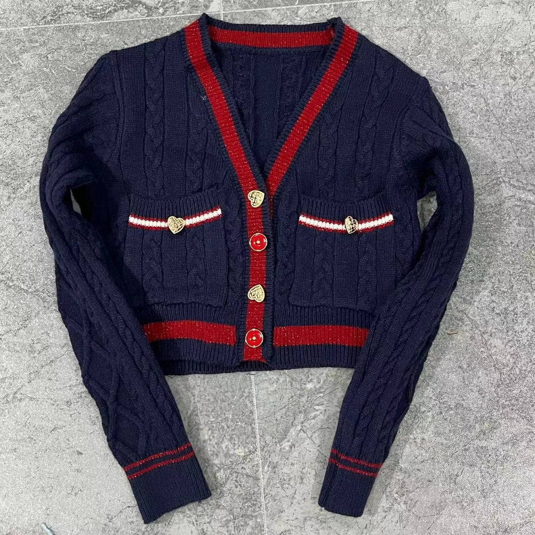 EB | Kurze Strickjacke Elegant und Modern Kontrastdetails